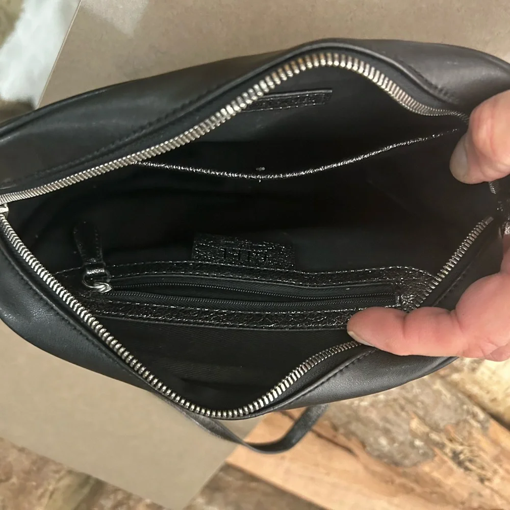 Bag Black Messenger Bag with Leather Finish and Minimalist Design G.I.L.I.